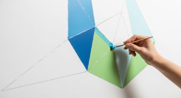 Peindre un Motif Géométrique sur un Mur Blanc